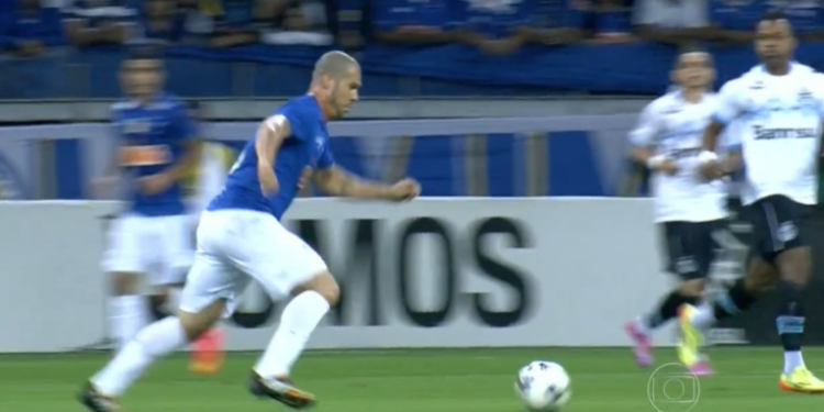 Santos vence o Cruzeiro por 2 a 1 no Mineirão, pela 19ª rodada do Brasileirão, e se afasta da zona de rebaixamento enquanto o time mineiro perde chance de diminuir diferença para o líder.