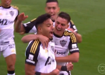Vasco e Atlético-MG empatam por 1 a 1 em jogo emocionante no Dia dos Pais, com gol relâmpago, pênalti convertido e defesas milagrosas de Everson. Confira como foi a partida e a situação dos times na tabela.