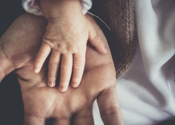 O Dia dos Pais, celebrado em 10 de agosto, destaca a importância dos pais na educação e cuidado dos filhos. A paternidade ativa e a conscientização sobre o papel dos pais transformam tradições e rompem com o machismo.