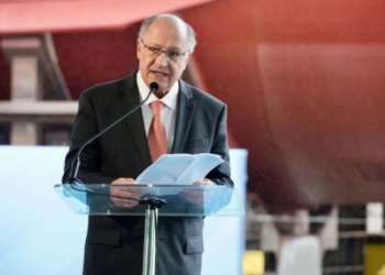 Governo prepara pacote com crédito, compra pública e adiamento de tributos para minimizar impacto das tarifas dos EUA sobre produtos brasileiros. Alckmin prioriza solução sem retaliação.