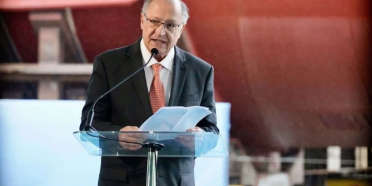 Governo prepara pacote com crédito, compra pública e adiamento de tributos para minimizar impacto das tarifas dos EUA sobre produtos brasileiros. Alckmin prioriza solução sem retaliação.