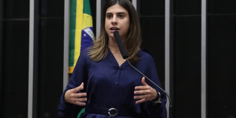 Camila Jara, acusada de empurrar Nikolas Ferreira, não está na lista inicial de deputados investigados pela Corregedoria da Câmara. Imagens podem mudar cenário.