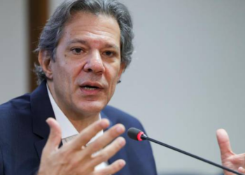 Reunião entre ministro da Fazenda Fernando Haddad e secretário de Tesouro dos EUA, Scott Bessent, prevista para 13 de agosto, foi cancelada. Haddad aponta interferência da extrema-direita estadunidense no cancelamento.