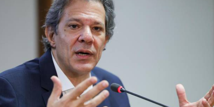 Reunião entre ministro da Fazenda Fernando Haddad e secretário de Tesouro dos EUA, Scott Bessent, prevista para 13 de agosto, foi cancelada. Haddad aponta interferência da extrema-direita estadunidense no cancelamento.