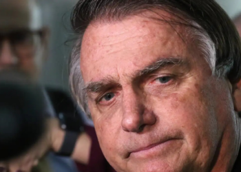 Defesa de Jair Bolsonaro pede autorização ao STF para realizar exames em hospital particular e receber aliados durante prisão domiciliar. Bolsonaro é investigado por tentativa de golpe.