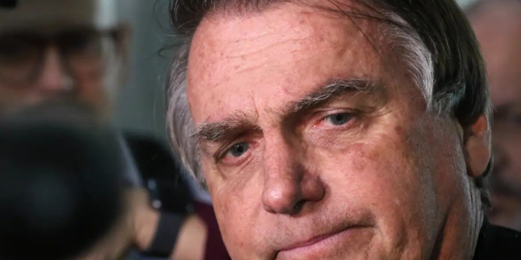 Defesa de Jair Bolsonaro pede autorização ao STF para realizar exames em hospital particular e receber aliados durante prisão domiciliar. Bolsonaro é investigado por tentativa de golpe.
