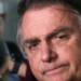 Defesa de Jair Bolsonaro pede autorização ao STF para realizar exames em hospital particular e receber aliados durante prisão domiciliar. Bolsonaro é investigado por tentativa de golpe.