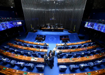 Comissão de Segurança Pública aprova projeto que autoriza gravação ambiental sem autorização para uso em provas de acusação, fortalecendo combate à violência doméstica e crimes sexuais.