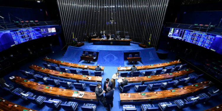 Comissão de Segurança Pública aprova projeto que autoriza gravação ambiental sem autorização para uso em provas de acusação, fortalecendo combate à violência doméstica e crimes sexuais.