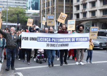 Pais, mães e crianças protestaram em diversas capitais brasileiras por ampliação da licença-paternidade de cinco para 30 dias. Prazo dado pelo STF para regulamentação venceu, e projetos tramitam no Congresso.