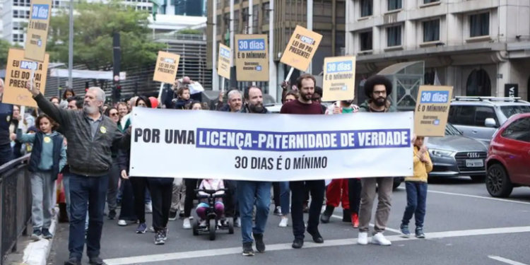 Pais, mães e crianças protestaram em diversas capitais brasileiras por ampliação da licença-paternidade de cinco para 30 dias. Prazo dado pelo STF para regulamentação venceu, e projetos tramitam no Congresso.