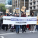 Pais, mães e crianças protestaram em diversas capitais brasileiras por ampliação da licença-paternidade de cinco para 30 dias. Prazo dado pelo STF para regulamentação venceu, e projetos tramitam no Congresso.