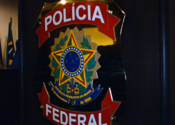 Polícia Federal lança Operação Recupera para combater fraudes no INSS cometidas por ex-funcionários da Caixa Econômica. Esquema envolvia concessão de benefícios a pessoas inexistentes ou já falecidas, causando prejuízo milionário.