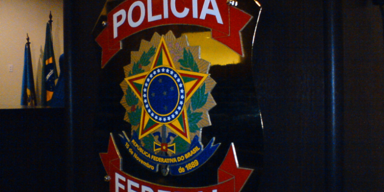 Polícia Federal lança Operação Recupera para combater fraudes no INSS cometidas por ex-funcionários da Caixa Econômica. Esquema envolvia concessão de benefícios a pessoas inexistentes ou já falecidas, causando prejuízo milionário.