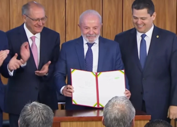 Governo apresenta Plano Brasil Soberano para mitigar efeitos do tarifaço de 50% sobre importações. MP prevê estímulo à indústria nacional, desoneração de produtos essenciais e renegociação de acordos comerciais.