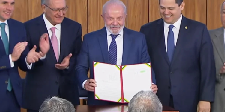 Governo apresenta Plano Brasil Soberano para mitigar efeitos do tarifaço de 50% sobre importações. MP prevê estímulo à indústria nacional, desoneração de produtos essenciais e renegociação de acordos comerciais.