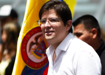 Senador colombiano Miguel Uribe Turbay morre aos 39 anos após atentado em Bogotá. Pré-candidato à presidência, foi baleado em evento político em junho. Investigações seguem em andamento.