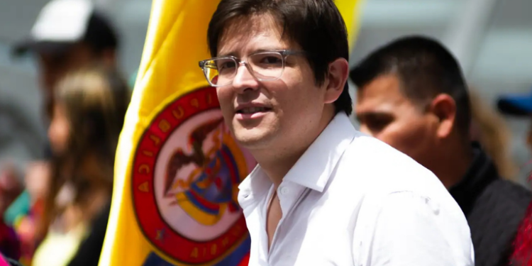 Senador colombiano Miguel Uribe Turbay morre aos 39 anos após atentado em Bogotá. Pré-candidato à presidência, foi baleado em evento político em junho. Investigações seguem em andamento.