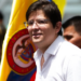 Senador colombiano Miguel Uribe Turbay morre aos 39 anos após atentado em Bogotá. Pré-candidato à presidência, foi baleado em evento político em junho. Investigações seguem em andamento.
