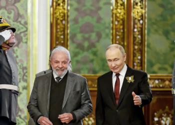 Lula e Putin conversam por 40 minutos sobre paz na Ucrânia e fortalecimento dos Brics; presidente russo agradeceu o esforço brasileiro e definiram nova reunião bilateral ainda este ano.
