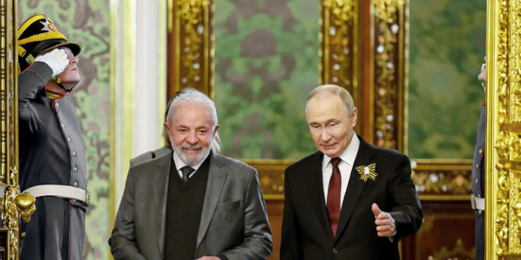 Lula e Putin conversam por 40 minutos sobre paz na Ucrânia e fortalecimento dos Brics; presidente russo agradeceu o esforço brasileiro e definiram nova reunião bilateral ainda este ano.