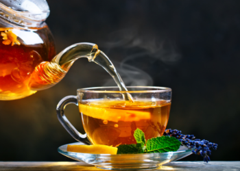 Conheça 12 chás anti-inflamatórios feitos com plantas medicinais que ajudam a aliviar dores, acelerar a cicatrização e combater inflamações, sempre com orientação médica.
