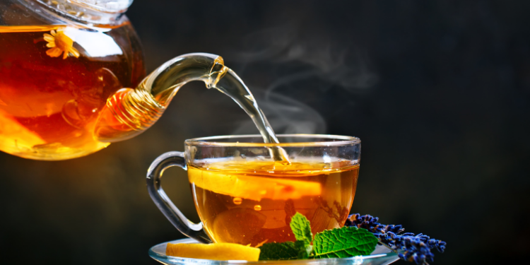 Conheça 12 chás anti-inflamatórios feitos com plantas medicinais que ajudam a aliviar dores, acelerar a cicatrização e combater inflamações, sempre com orientação médica.