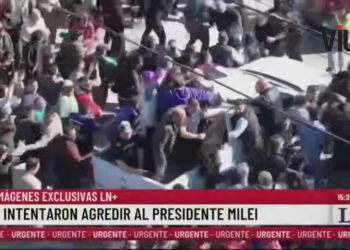 Presidente argentino Javier Milei sofre ataque a pedradas em Lomas de Zamora, Buenos Aires. Milei, sua irmã e aliados são retirados do local com segurança durante comício.