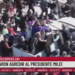 Presidente argentino Javier Milei sofre ataque a pedradas em Lomas de Zamora, Buenos Aires. Milei, sua irmã e aliados são retirados do local com segurança durante comício.