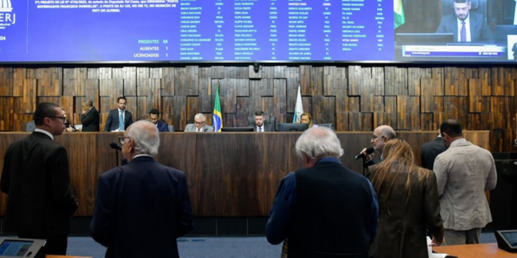 O presidente da Alerj, Rodrigo Bacellar, anunciou que no dia 10 de setembro será assinado acordo que garante a convocação de concursados da segurança pública de 2014. Cerca de 800 aprovados aguardam há anos pela chamada.