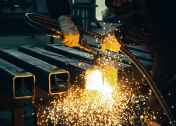 Indústria de máquinas e equipamentos registra crescimento de 13,9% na receita até julho de 2025, com destaque para vendas internas e América do Sul, apesar da queda nas exportações para os EUA.