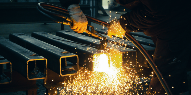 Indústria de máquinas e equipamentos registra crescimento de 13,9% na receita até julho de 2025, com destaque para vendas internas e América do Sul, apesar da queda nas exportações para os EUA.