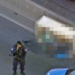 Corpo de homem é encontrado dentro de caixote na Avenida Brasil, em Bonsucesso, Rio de Janeiro. Polícia investiga as circunstâncias da morte; vítima ainda não identificada.