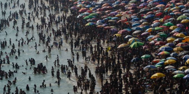 Banhistas lotam a praia da Macumba, na zona oeste do Rio, no domingo (24) - Tercio Teixeira/AFP