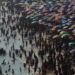 Banhistas lotam a praia da Macumba, na zona oeste do Rio, no domingo (24) - Tercio Teixeira/AFP