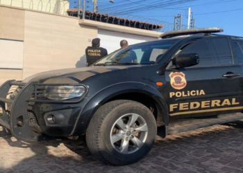 A PGR autorizou a PF a reforçar a vigilância da casa de Jair Bolsonaro para evitar fuga antes do julgamento no STF. Aliados dão como certa a condenação e apostam em apoio internacional.