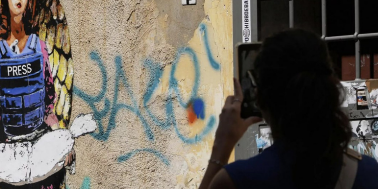 ONU e OMS condenam ataque de Israel contra hospital em Gaza que deixou 21 mortos e mais de 50 feridos. Entre as vítimas, cinco jornalistas.