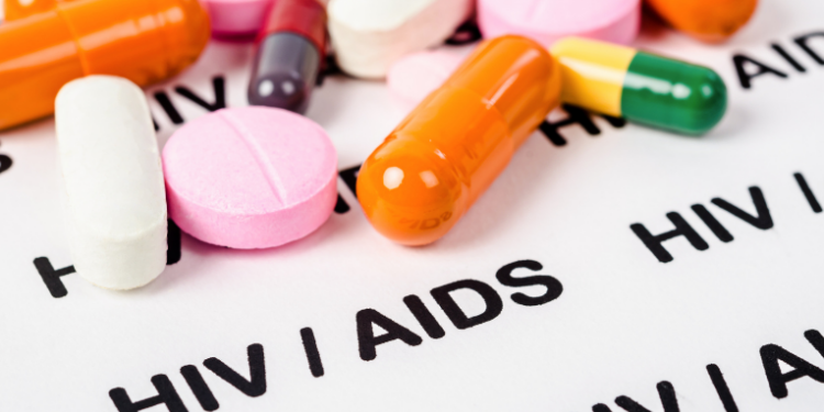 Comissão da Câmara promove audiência para discutir ampliação do acesso a medicamentos inovadores contra o HIV, focando em tratamentos de ação prolongada e populações vulneráveis.