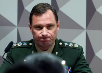 Investigação aponta que Bolsonaro mandou Mauro Cid distribuir remédio experimental sem aprovação da Anvisa durante a pandemia, em linha com o tratamento precoce defendido pelo governo.