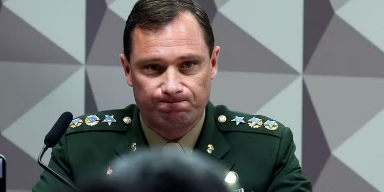 Investigação aponta que Bolsonaro mandou Mauro Cid distribuir remédio experimental sem aprovação da Anvisa durante a pandemia, em linha com o tratamento precoce defendido pelo governo.