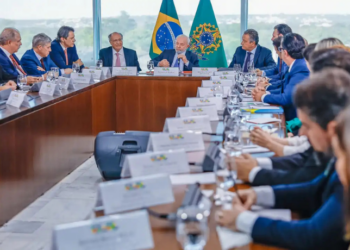 Durante a segunda reunião ministerial de 2025, Lula classificou a atuação de Eduardo Bolsonaro nos EUA como “traição à pátria” e criticou duramente a família do ex-presidente.