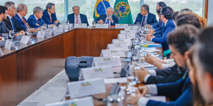 Durante a segunda reunião ministerial de 2025, Lula classificou a atuação de Eduardo Bolsonaro nos EUA como “traição à pátria” e criticou duramente a família do ex-presidente.