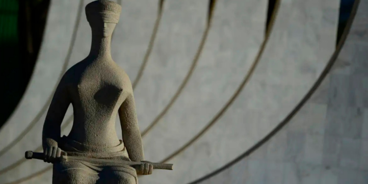 O STF decidiu que crianças não podem ser entregues automaticamente a pais estrangeiros quando houver indícios de violência doméstica, mantendo a proteção aos menores e às mães.