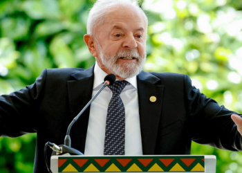 Presidente Lula classifica operação contra o PCC como a maior já feita pelo Estado brasileiro. Ação conjunta mirou esquema de lavagem de dinheiro e adulteração de combustíveis em oito estados.