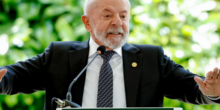 Presidente Lula classifica operação contra o PCC como a maior já feita pelo Estado brasileiro. Ação conjunta mirou esquema de lavagem de dinheiro e adulteração de combustíveis em oito estados.
