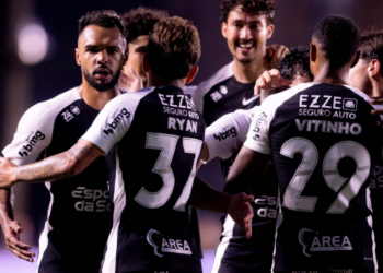 O Corinthians venceu o Vasco por 3 a 2 em São Januário, encerrando sequência negativa de seis jogos sem vitória no Brasileirão. Maycon, Gui Negão e Gustavo Henrique marcaram os gols do triunfo.