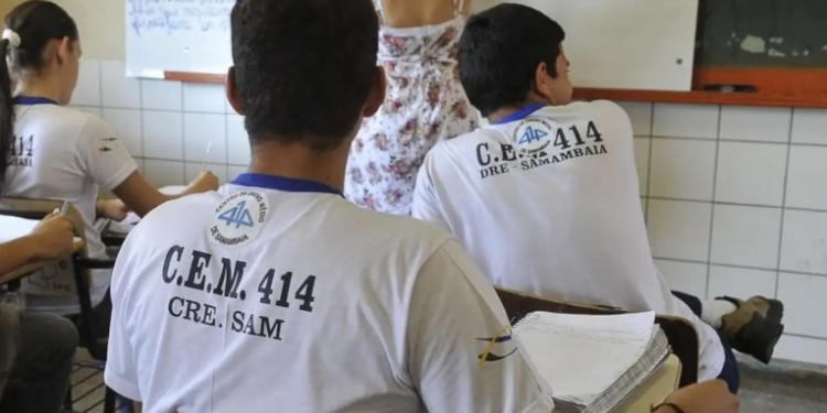 Alunos de ensino médio integral tiveram desempenho superior no Enem 2024, segundo pesquisa do Instituto Sonho Grande. Redação e matemática foram áreas com maiores diferenças.