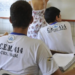 Alunos de ensino médio integral tiveram desempenho superior no Enem 2024, segundo pesquisa do Instituto Sonho Grande. Redação e matemática foram áreas com maiores diferenças.