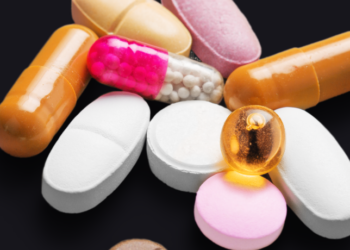 Levantamento da Sociedade Brasileira de Infectologia aponta que 20% dos hospitais erram na dosagem de antibióticos e 88% usam medicamentos sem exames, aumentando risco de superbactérias.
