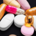 Levantamento da Sociedade Brasileira de Infectologia aponta que 20% dos hospitais erram na dosagem de antibióticos e 88% usam medicamentos sem exames, aumentando risco de superbactérias.